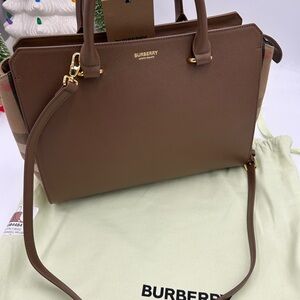 Burberry women's Banwell, leather and canvas shoulder Bag made in Italy NWT